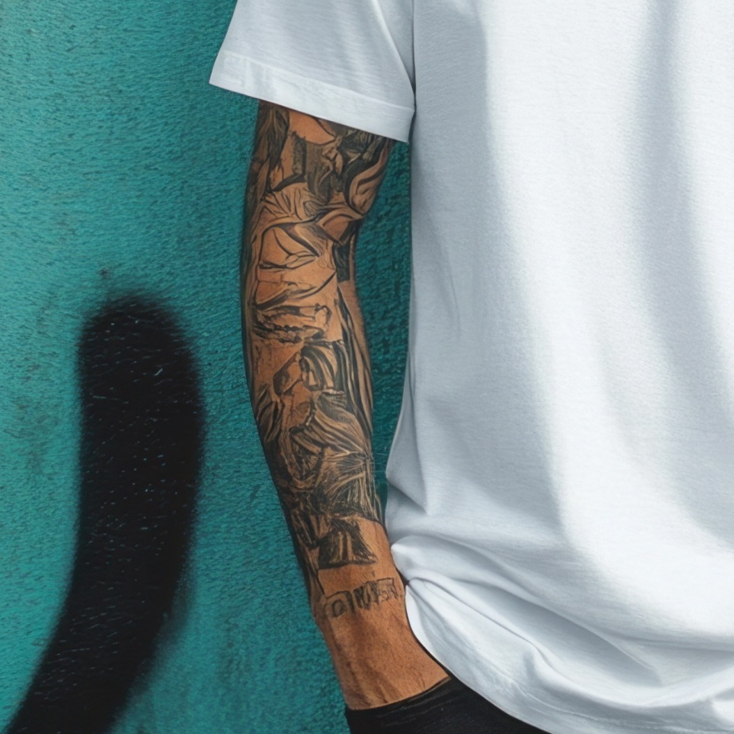 Ein Mann mit Tattoos auf seinen Armen steht vor einer Graffiti-Wand